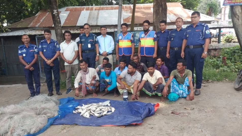 ইলিশ ধরায়  ৯ জেলে গ্রেপ্তার